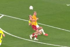 費(fèi)內(nèi)巴切防守漏洞百出！奧斯梅恩禁區(qū)內(nèi)得球爆射破門！