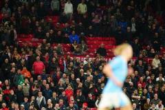 郵報：一公司計劃在曼市德比向曼聯(lián)球迷派發(fā)500條定制圍巾