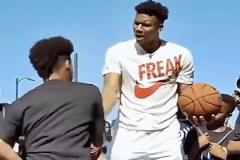 聯(lián)盟球星戲耍小學生名場面！這操作就有點不講武德了！