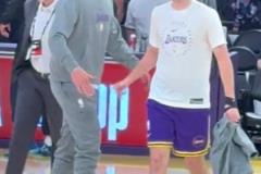 驚！湖人疑似出現(xiàn)內(nèi)訌 東契奇給里夫斯胸口來了一掌