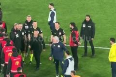 忍無(wú)可忍！現(xiàn)場(chǎng)視頻拍攝穆帥抓住對(duì)手教練鼻子全程！