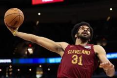 阿倫：我想扣得像老詹一樣，但看回放發(fā)現(xiàn)我差得實(shí)在太遠(yuǎn)了……