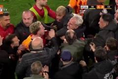 死敵！費(fèi)內(nèi)巴切vs加拉塔薩雷上演全武行！主裁判3張紅牌熄火！