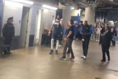 好樣的濃眉！庫班賽后濃眉主動找球員通道碰拳致意