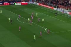 亞馬爾挑傳禁區(qū)！孔德插上挑球過人射門打飛了！