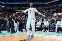 卡斯爾全能表現(xiàn)：18投6中砍下15分15板9助攻準三雙