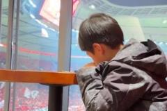 武磊帶娃看球引熱議，孩子寫完作業(yè)才能看球