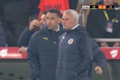 巨大爭(zhēng)議！加拉塔薩雷禁區(qū)明顯手球！主裁判視而不見(jiàn)拒絕判點(diǎn)！