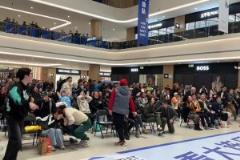 臥槽！大連商場內眾人看馬萊萊點球不進反應