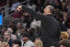 盧：球隊區(qū)域聯(lián)防頻繁漏人，對抗強度不足