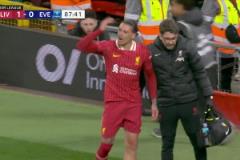 太冤了！努涅斯拼搶與皮克福德相撞倒地！被主裁出示黃牌無奈苦笑