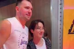 夢(mèng)幻聯(lián)動(dòng)！東契奇贈(zèng)防彈少年團(tuán)J-Hope球鞋并合影留念