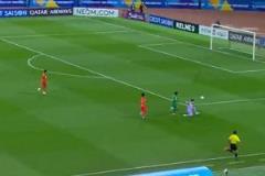 國(guó)少隊(duì)關(guān)鍵失誤：依合散拿球滑倒失球