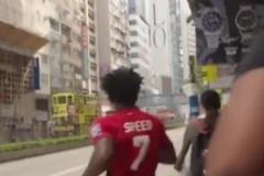 繃不住！甲亢哥一路追著公交車上的C羅這是超絕敏感?。? style=