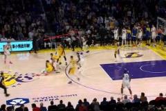 庫(kù)里被夾擊，科爾光速進(jìn)場(chǎng)叫暫停，雙方急得跳腳！