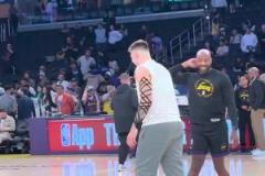 東契奇今天是把黑絲給套在手臂上了嗎？