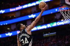 字母哥第三節(jié)發(fā)力砍下23分10板12助三雙 生涯第53次三雙