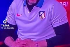 國王杯被巴薩淘汰后，西蒙尼被拍到坐在替補(bǔ)席強(qiáng)忍淚水