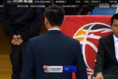 焦點(diǎn)人物之一！青島教練劉維偉場(chǎng)邊鼓舞士氣與助教團(tuán)一個(gè)個(gè)擊掌