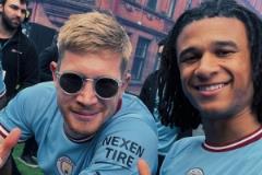 阿克社交媒體發(fā)布照片致敬德布勞內(nèi)：傳奇人物！