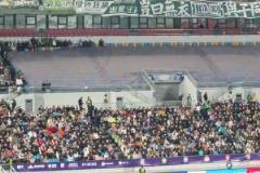 實(shí)拍京津德比球迷互飆臟話(huà)引現(xiàn)場(chǎng)小朋友吐槽