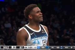 28分華子正要攻芬奇卻被暫停，急問：為啥？讓我再拿2分??！