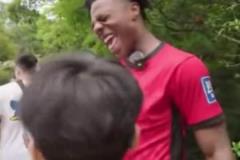 香港小朋友見(jiàn)到甲亢哥怒噴梅西：C羅是Goat！梅西是Shit