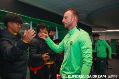 狼堡官方發(fā)布照片，阿諾德與帕雷德斯與中國U16隊互動交流