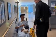 東契奇隨湖人隊前往醫(yī)院與病人友好互動。