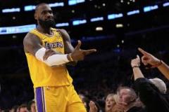 詹姆斯出戰(zhàn)65場今日高效砍下33分9助攻，第21次最佳陣容穩(wěn)了？