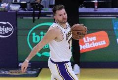 17中6&三分6中0！雷迪克怒斥東契奇之夜