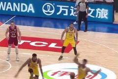 這音效太搞了！此刻球場(chǎng)上的球員們達(dá)成了莫名的默契！