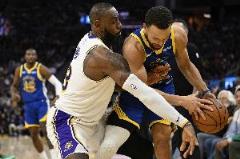 詹姆斯過去10次對陣庫里場均32.2分9.3籃板8.9助攻，命中率56%