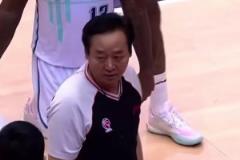 脾氣火爆！名場(chǎng)面：劉維偉不滿判罰，對(duì)裁判貼臉開(kāi)大被罰出場(chǎng)！