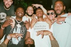 哈登攜快船團(tuán)隊(duì)合影：團(tuán)結(jié)一心，共克時(shí)艱