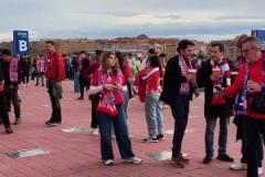 馬競球場著名打卡景點(diǎn)：給庫爾圖瓦的名牌倒可樂踩兩腳