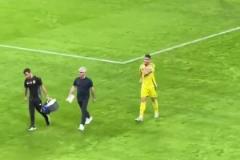 征服對(duì)手！C羅下場(chǎng)進(jìn)行治療時(shí)，新月球迷為其獻(xiàn)上掌聲