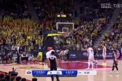 有點離譜！王哲林罰球三不沾，周鵬吐槽：大王一定是覺得罰球太簡單了，不想進