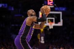 詹姆斯背靠背33分鐘砍27分8助攻！末節(jié)轟14分引熱議