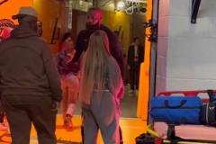 老夫老妻的浪漫：詹姆斯回球員通道與薩瓦娜閑聊幾句