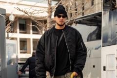 太陽官宣發(fā)布球員街頭照：布克帥酷，比爾略顯滄桑迎客戰(zhàn)綠軍