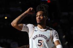 卡斯爾準三雙展現(xiàn)成長，米奇談比賽強度與進步