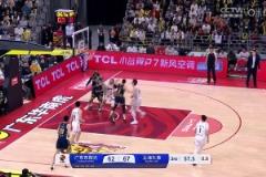 這不是籃球動作啊！王哲林摔倒在地上后，情緒上頭的莫蘭德還踢了一腳，順便跨過去