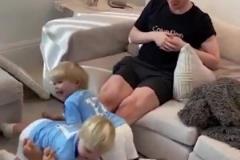 曾經(jīng)的金邊羅！40歲C羅晃飛后衛(wèi)又挑球過人，是否似曾相識