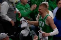 科迪-馬丁突破隔扣波津致其鼻梁裂開回更衣室治療