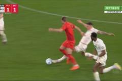 拜仁多打一人！澤西格爾放倒凱恩，兩黃變一紅被罰下場(chǎng)！