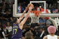 替補(bǔ)爆發(fā)！馬特科維奇7投6中砍下15分6籃板2助攻1搶斷