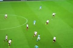 開上帝視角踢球的男人！你們只管跑，德布勞內(nèi)肯定能傳到！