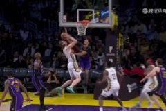 疼死了！奧利尼克突破一記大鐵膝直接頂?shù)胶Ｋ挂d部，后者痛苦不已