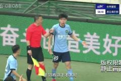 王鈺棟摔球染黃??黃健翔：助理裁判就在旁邊，解說：要控制情緒